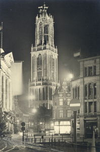 99636 Gezicht op de verlichte Domtoren (Domplein) te Utrecht, ter gelegenheid van het huwelijk van prinses Juliana en ...